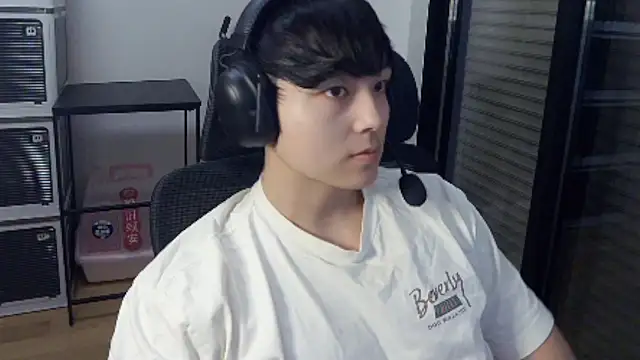 Snapshot of Tkcqcc chatting on 03-19-26, 12:09 Tkcqcc online show from 03-19-26, 12:09