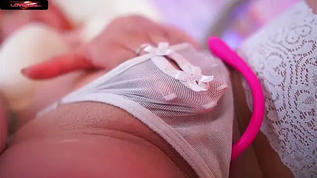 Snapshot of Eyleen_24 chatting on 10-21-25, 12:11 Eyleen 24 online show from 10-21-25, 12:11