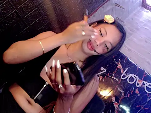 Snapshot of whiteladyboy chatting on 10-29-25, 07:04 whiteladyboy online show from 10-29-25, 07:04