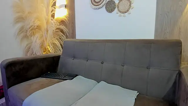 Lizzie Williams  online show from 11-30-25, 03:21