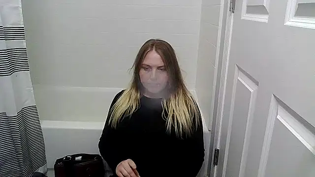 Snapshot of PhatAssBlond chatting on 12-21-24, 01:04 PhatAssBlond online show from 12-21-24, 01:04