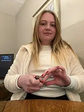 Snapshot of PhatAssBlond chatting on 01-08-25, 09:34 PhatAssBlond online show from 01-08-25, 09:34