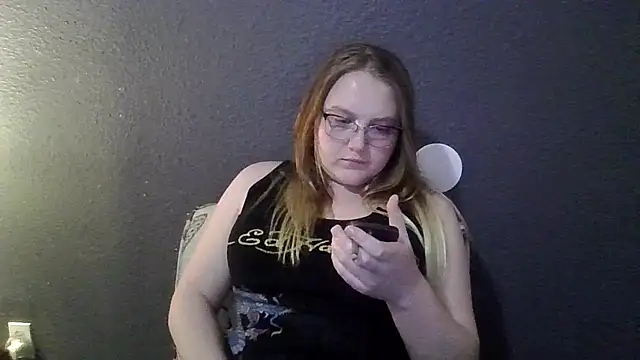 Snapshot of PhatAssBlond chatting on 03-08-25, 12:33 PhatAssBlond online show from 03-08-25, 12:33