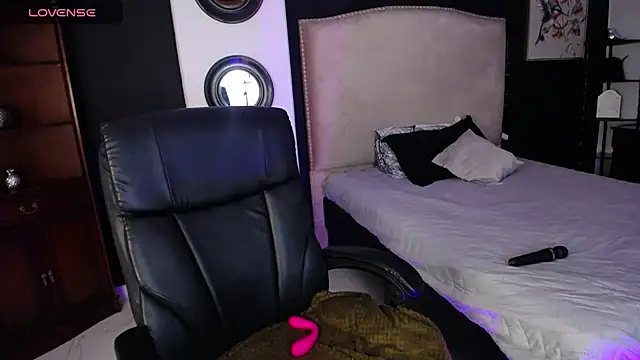 lia huan online show from 12-26-24, 02:05