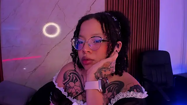 Snapshot of Emiilycollins chatting on 11-11-25, 12:21 Emiilycollins online show from 11-11-25, 12:21