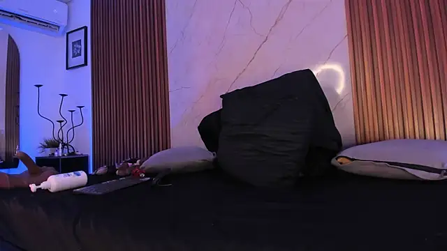 Snapshot of Emiilycollins chatting on 12-20-25, 01:23 Emiilycollins online show from 12-20-25, 01:23