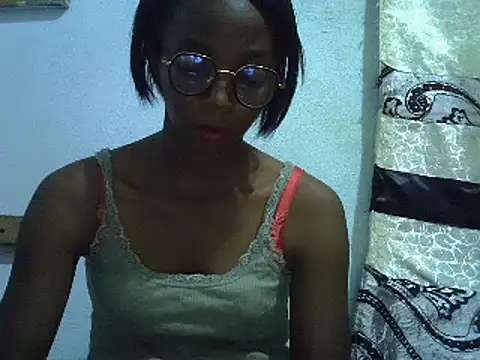 Snapshot of ElianeHot chatting on 02-17-25, 06:37 ElianeHot online show from 02-17-25, 06:37