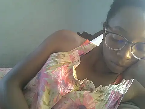 Snapshot of ElianeHot chatting on 03-27-26, 11:32 ElianeHot online show from 03-27-26, 11:32