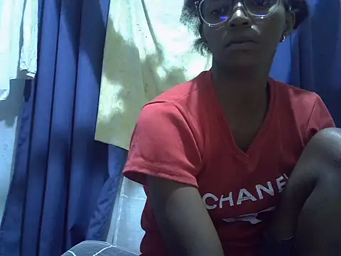 Snapshot of ElianeHot chatting on 04-02-26, 07:00 ElianeHot online show from 04-02-26, 07:00