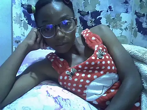 Snapshot of ElianeHot chatting on 04-12-26, 06:46 ElianeHot online show from 04-12-26, 06:46