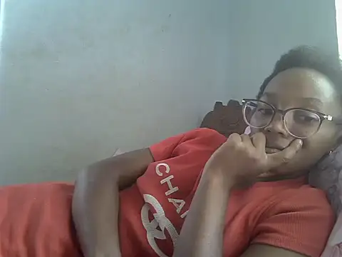 Snapshot of ElianeHot chatting on 04-16-26, 11:11 ElianeHot online show from 04-16-26, 11:11