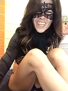 Snapshot of EmySkinny85 chatting on 12-31-24, 04:25 EmySkinny85 online show from 12-31-24, 04:25