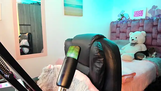 Snapshot of ladyrd1 chatting on 12-15-24, 07:13 ladyrd1 online show from 12-15-24, 07:13