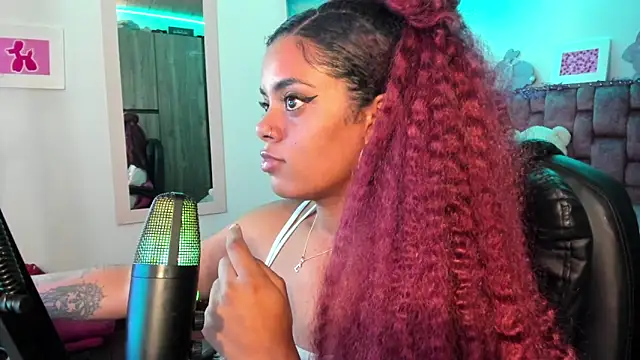 Snapshot of ladyrd1 chatting on 12-18-24, 02:32 ladyrd1 online show from 12-18-24, 02:32