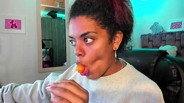 Snapshot of ladyrd1 chatting on 12-19-24, 02:45 ladyrd1 online show from 12-19-24, 02:45