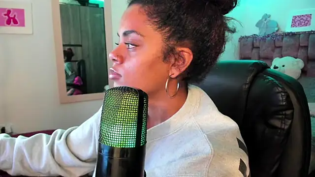 Snapshot of ladyrd1 chatting on 12-19-24, 05:51 ladyrd1 online show from 12-19-24, 05:51