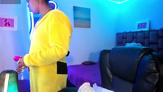 Snapshot of ladyrd1 chatting on 12-31-24, 05:11 ladyrd1 online show from 12-31-24, 05:11