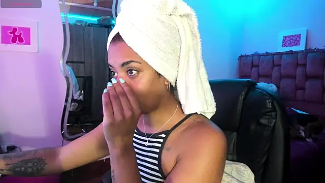 Snapshot of ladyrd1 chatting on 12-31-24, 05:51 ladyrd1 online show from 12-31-24, 05:51