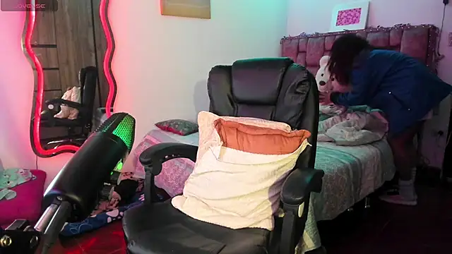 Snapshot of ladyrd1 chatting on 01-10-25, 01:09 ladyrd1 online show from 01-10-25, 01:09