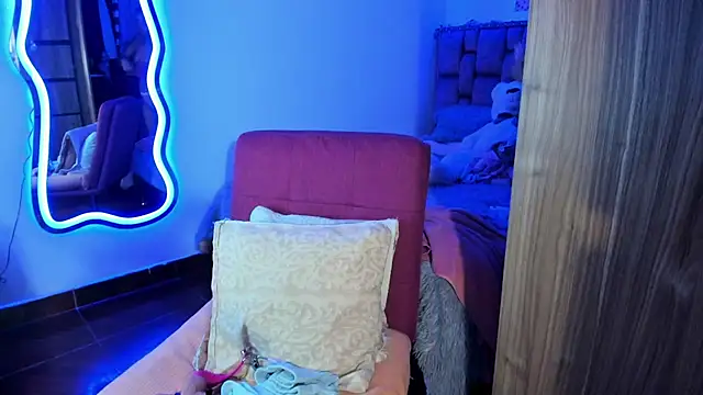 Snapshot of ladyrd1 chatting on 02-14-25, 07:49 ladyrd1 online show from 02-14-25, 07:49