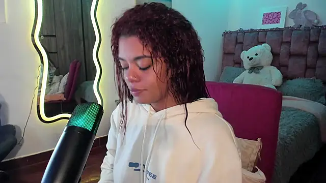 Snapshot of ladyrd1 chatting on 02-18-25, 06:04 ladyrd1 online show from 02-18-25, 06:04