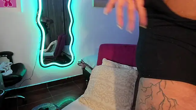 Snapshot of ladyrd1 chatting on 03-04-25, 06:47 ladyrd1 online show from 03-04-25, 06:47