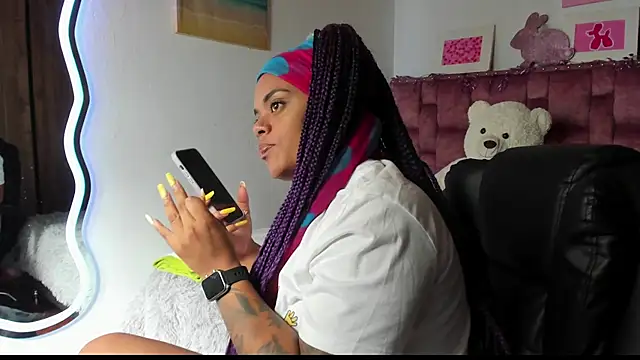 Snapshot of ladyrd1 chatting on 10-19-25, 05:35 ladyrd1 online show from 10-19-25, 05:35