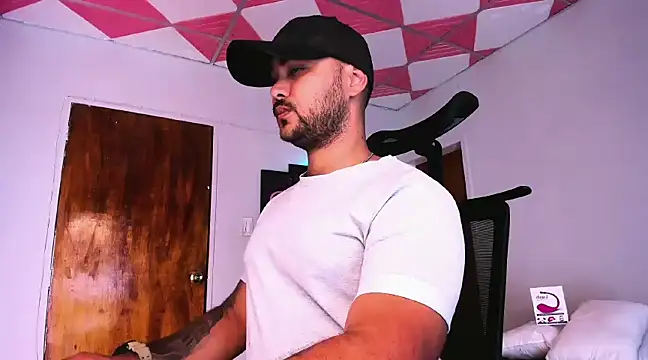 Snapshot of Sebas-hott chatting on 12-18-24, 02:42 Sebas-hott online show from 12-18-24, 02:42