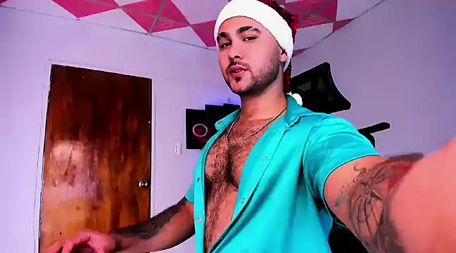 Snapshot of Sebas-hott chatting on 12-30-24, 02:20 Sebas-hott online show from 12-30-24, 02:20