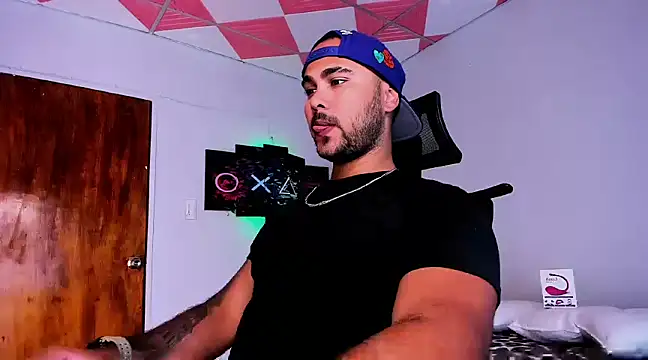 Snapshot of Sebas-hott chatting on 01-08-25, 02:57 Sebas-hott online show from 01-08-25, 02:57