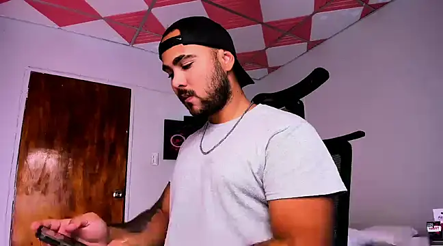 Snapshot of Sebas-hott chatting on 01-17-25, 03:34 Sebas-hott online show from 01-17-25, 03:34