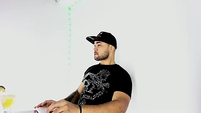Snapshot of Sebas-hott chatting on 09-14-25, 10:42 Sebas-hott online show from 09-14-25, 10:42