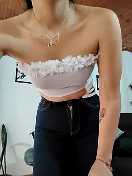 Snapshot of merlinaadams_ chatting on 10-31-25, 01:34 merlinaadams online show from 10-31-25, 01:34