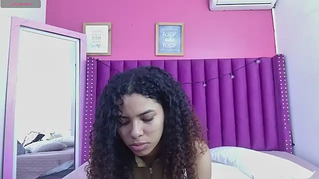 Snapshot of littleebonny chatting on 03-26-26, 12:33 littleebonny online show from 03-26-26, 12:33
