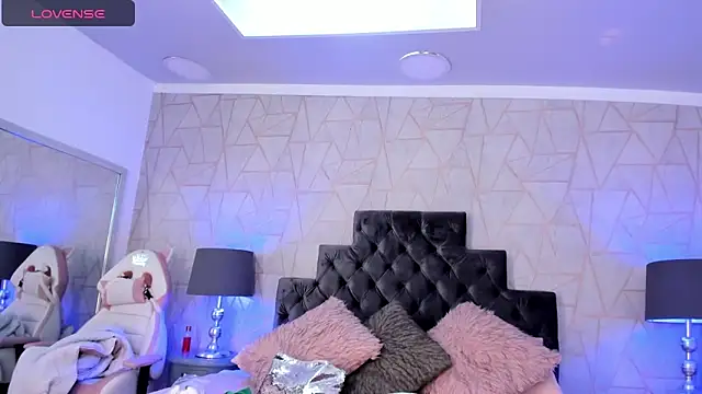 Snapshot of emily_parkerr chatting on 02-21-25, 02:16 emily parkerr online show from 02-21-25, 02:16