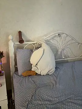 BeatriceTender online show from 12-16-25, 04:50