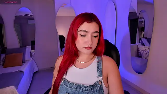 Snapshot of ViolettCastel chatting on 10-01-25, 06:58 ViolettCastel online show from 10-01-25, 06:58