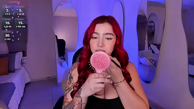 Snapshot of ViolettCastel chatting on 10-02-25, 06:37 ViolettCastel online show from 10-02-25, 06:37