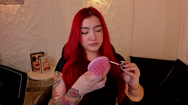 Snapshot of ViolettCastel chatting on 10-15-25, 07:03 ViolettCastel online show from 10-15-25, 07:03