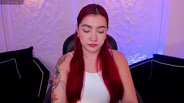 Snapshot of ViolettCastel chatting on 10-17-25, 07:05 ViolettCastel online show from 10-17-25, 07:05