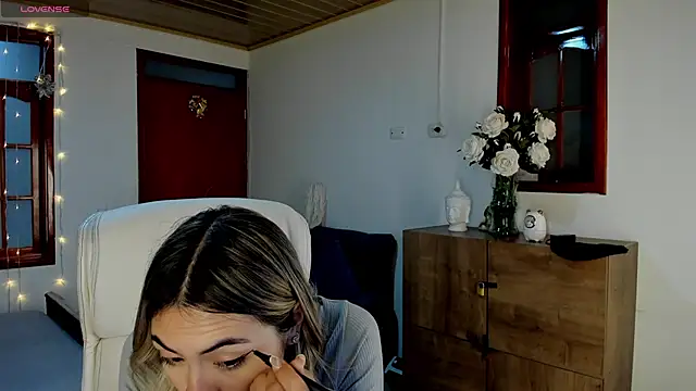 Snapshot of Nathaly-sky chatting on 01-20-25, 10:40 Nathaly-sky online show from 01-20-25, 10:40