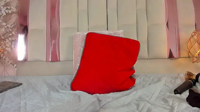 Snapshot of SaraMartini1 chatting on 12-06-24, 12:05 SaraMartini1 online show from 12-06-24, 12:05