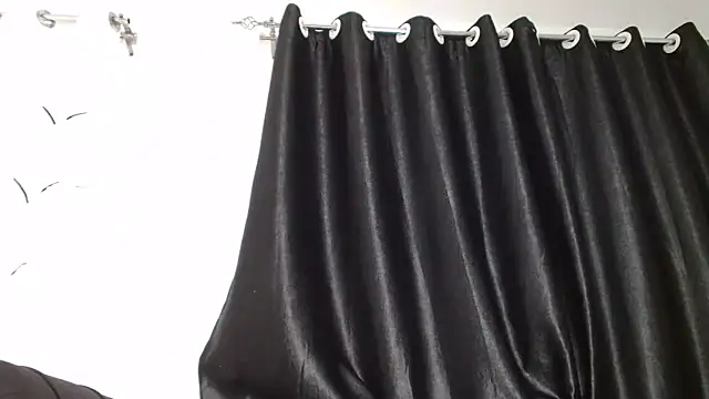 Snapshot of Miss_hot_candy chatting on 06-12-26, 12:42 Miss hot candy online show from 06-12-26, 12:42
