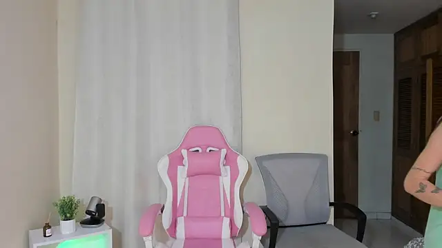 shanakendal2 online show from 02-17-25, 08:36