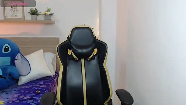 aurora rodriguez online show from 12-12-24, 12:12