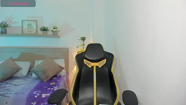 aurora rodriguez online show from 10-24-25, 08:27