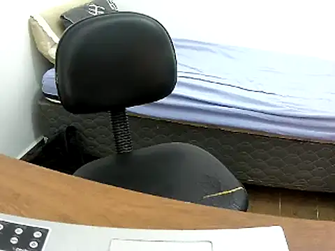 Snapshot of Morenatranss chatting on 01-20-25, 10:18 Morenatranss online show from 01-20-25, 10:18