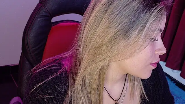 Natalia Montoya online show from 10-16-25, 03:40