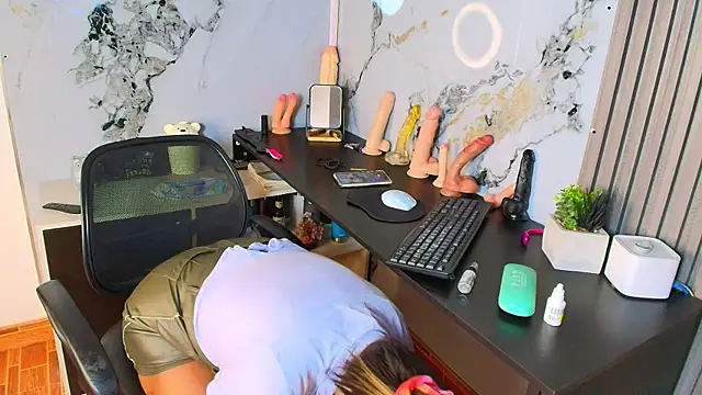 Snapshot of AlixLong chatting on 09-27-25, 10:09 AlixLong online show from 09-27-25, 10:09