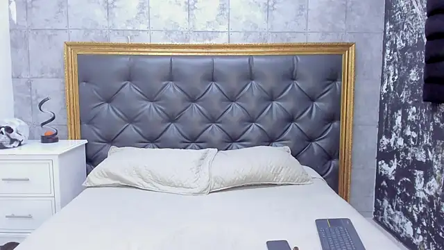 LaurenSnow online show from 12-24-24, 03:16